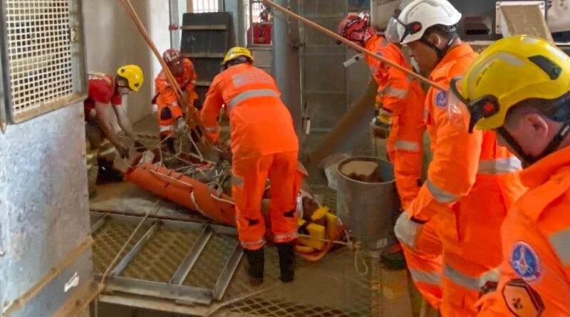 bombeiros durante o resgate de um trabalhador em um fosse de elevador em Alfenas