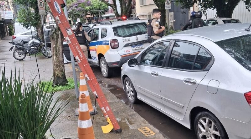 viatura da pm no local onde ocorreu a tentativa de furto de cabos de cobre