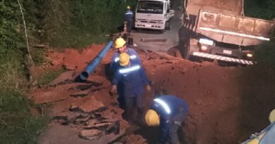 equipes do dmae trabalhando em rompimento de adutora na zona oeste