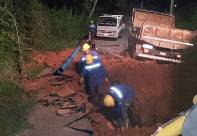 equipes do dmae trabalhando em rompimento de adutora na zona oeste