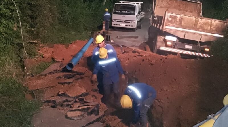 equipes do dmae trabalhando em rompimento de adutora na zona oeste