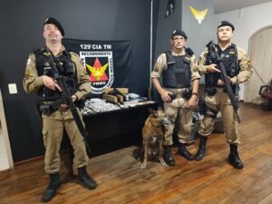 policias militares durante prisão e apreensão de drogas na zona sul