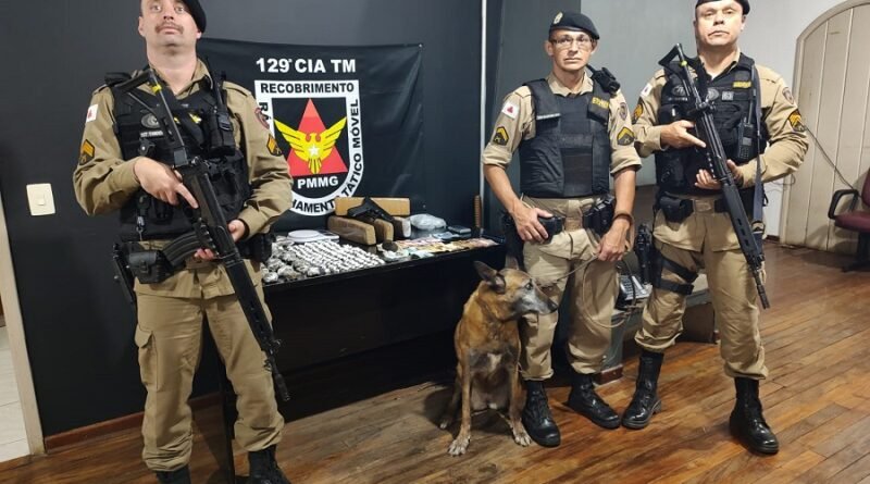 policias militares durante prisão e apreensão de drogas na zona sul