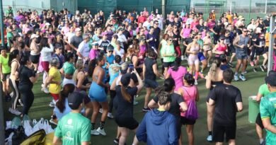 atletas durante o aquecimento para o treino solidário da Caldense