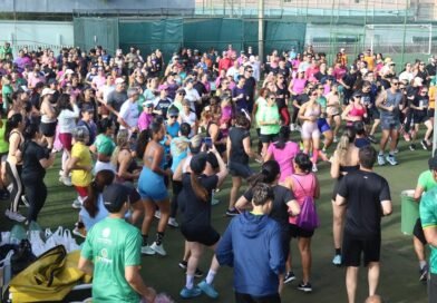 atletas durante o aquecimento para o treino solidário da Caldense