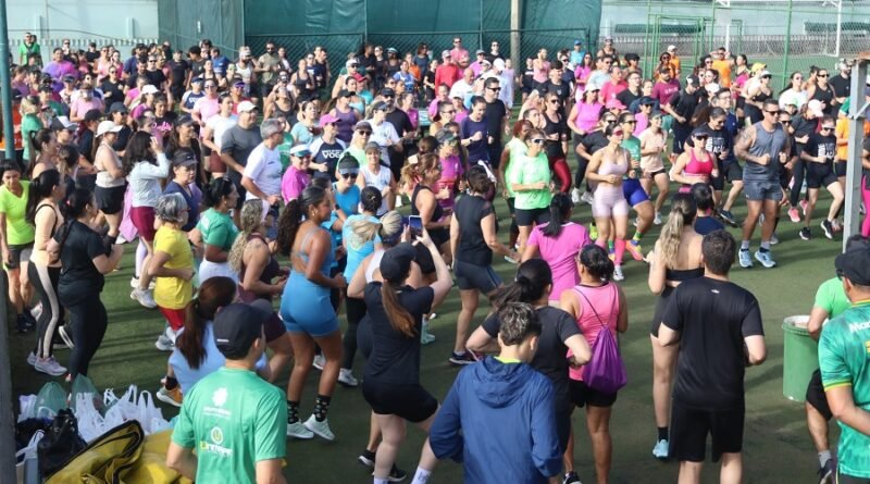 atletas durante o aquecimento para o treino solidário da Caldense