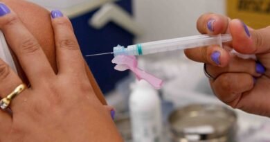 mão segurando uma seringa com vacina contra a gripe