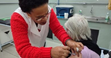 idosa recebendo vacina contra a influenza