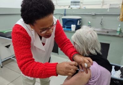 idosa recebendo vacina contra a influenza