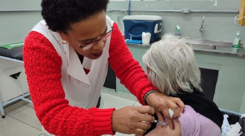 idosa recebendo vacina contra a influenza