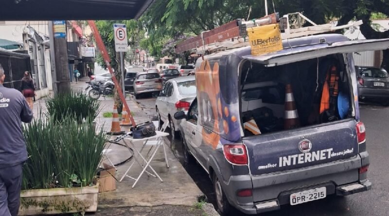 técnicos da Telemídia realizando reparo no cabo de fibra ópitca rompido