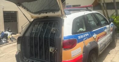 viatura da pm em fretne a delegacia de policia civil em Andradas