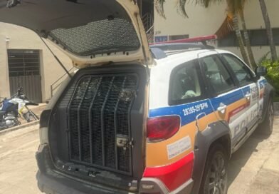 viatura da pm em fretne a delegacia de policia civil em Andradas