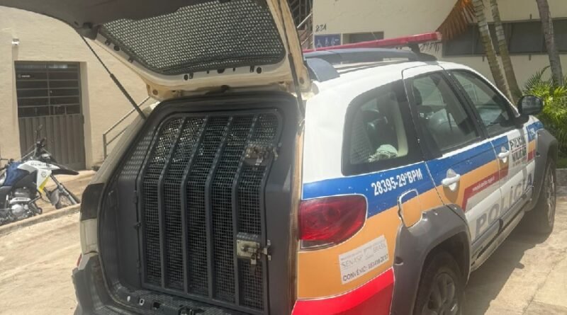 viatura da pm em fretne a delegacia de policia civil em Andradas