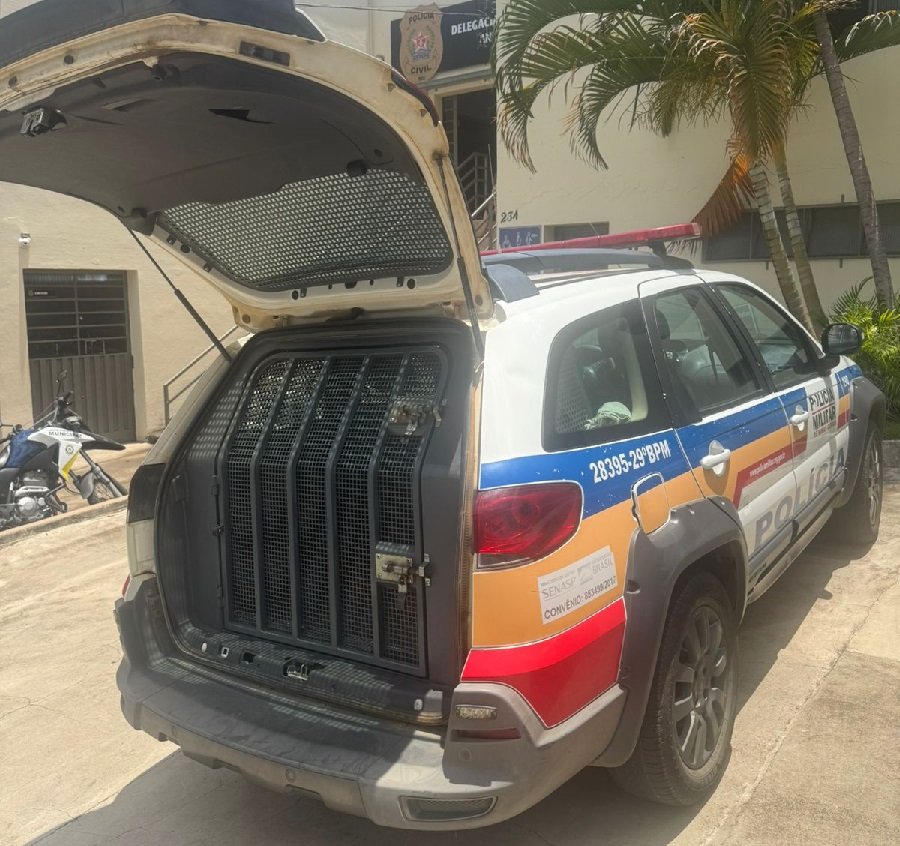 viatura da pm em fretne a delegacia de policia civil em Andradas