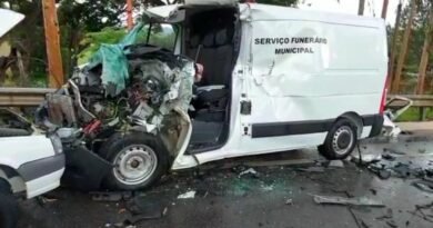 furgão da funerária municipal de Poços de Caldas e um fiat uno em um acidente na BR 459 em novembro de 2020