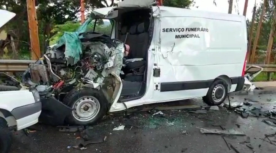 furgão da funerária municipal de Poços de Caldas e um fiat uno em um acidente na BR 459 em novembro de 2020