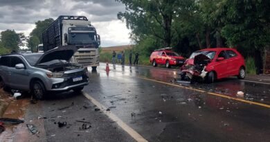 carros que bateram de frente na BR 491 em Guaxupé
