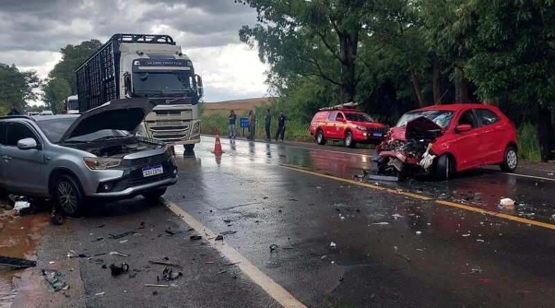 carros que bateram de frente na BR 491 em Guaxupé