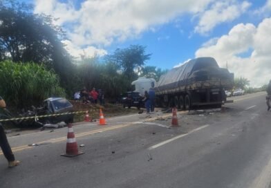 carro e carreta envolvidos em acidente fatal na BR 146 em Muzambinho