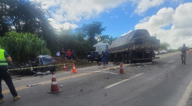 carro e carreta envolvidos em acidente fatal na BR 146 em Muzambinho
