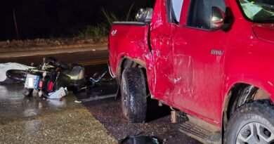 moto e caminhonete envolvidas em acidente fatal na BR 459 em Caldas