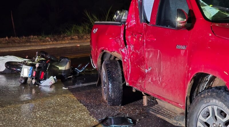 moto e caminhonete envolvidas em acidente fatal na BR 459 em Caldas