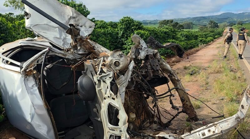 carro capotado após acidente na mg 179 em Alfenas