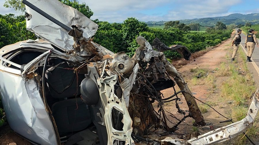 carro capotado após acidente na mg 179 em Alfenas
