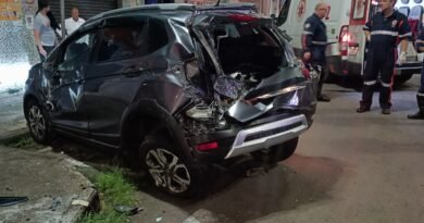 carro capotado após acidente em cruzamento no centro de Poços de Caldas