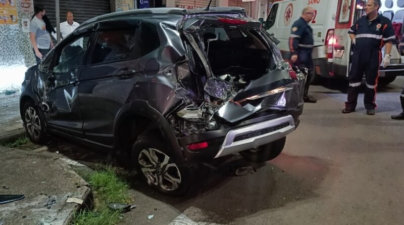 carro capotado após acidente em cruzamento no centro de Poços de Caldas