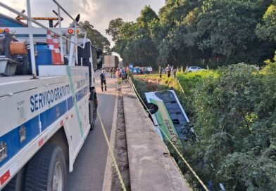 ônibus que caiu de uma ponte na MG 290 em Ouro Fino