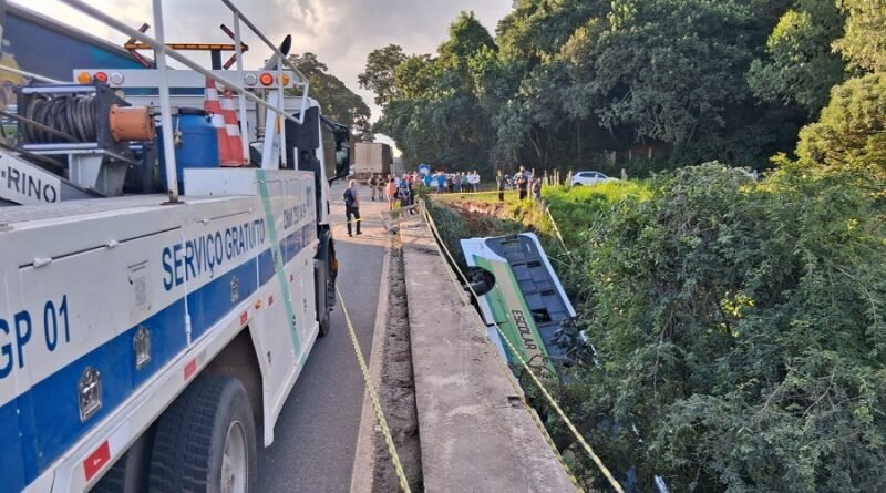 ônibus que caiu de uma ponte na MG 290 em Ouro Fino