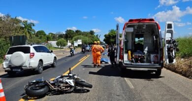 equipe do corpo de bombeiros em atendimento a um acidente fatal com moto