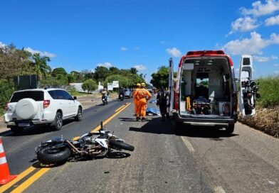 equipe do corpo de bombeiros em atendimento a um acidente fatal com moto