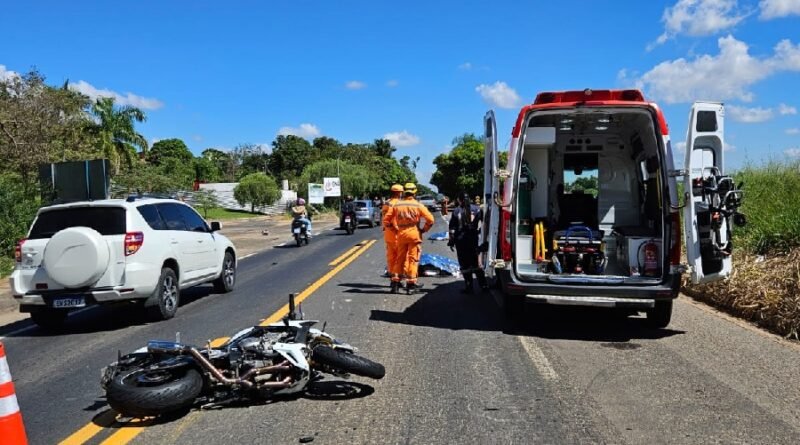 equipe do corpo de bombeiros em atendimento a um acidente fatal com moto