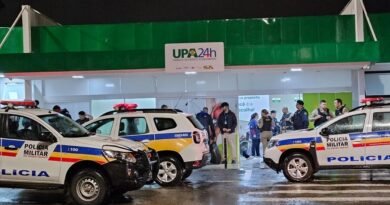 viaturas da pm em frente a UPA em Poços de Caldas