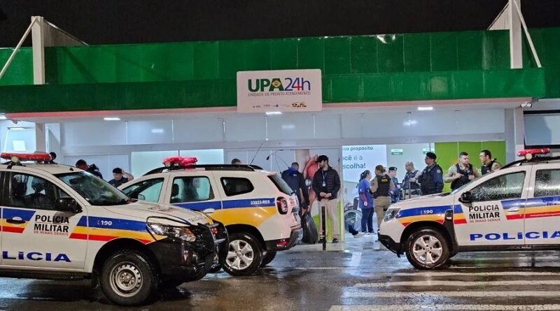 viaturas da pm em frente a UPA em Poços de Caldas