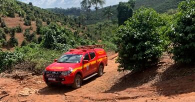 viatura do corpo de bombeiros durante busca por desaparecida na zona rural de Campestre