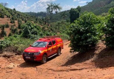 viatura do corpo de bombeiros durante busca por desaparecida na zona rural de Campestre