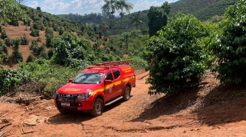viatura do corpo de bombeiros durante busca por desaparecida na zona rural de Campestre