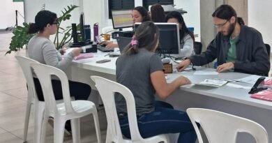 pessoas fazendo o cadastro para educação infantil em Poços de Caldas