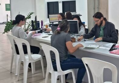 pessoas fazendo o cadastro para educação infantil em Poços de Caldas