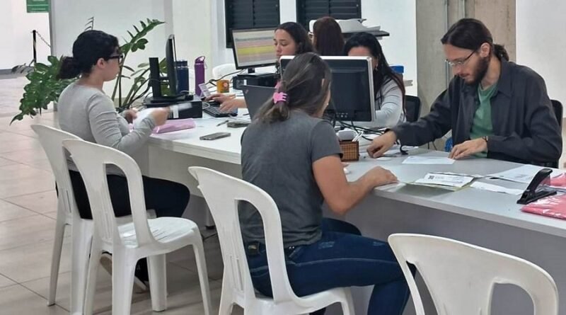 pessoas fazendo o cadastro para educação infantil em Poços de Caldas
