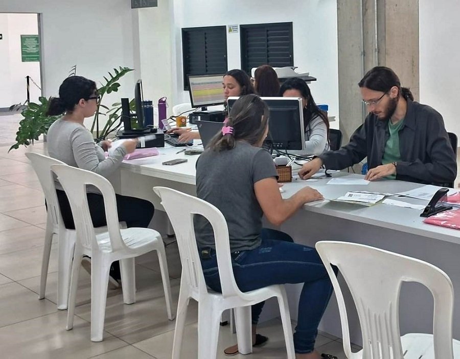 pessoas fazendo o cadastro para educação infantil em Poços de Caldas