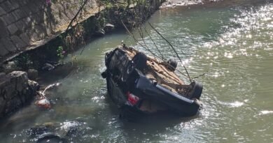 carro capotado no ribeirão da serra em Poços de Caldas