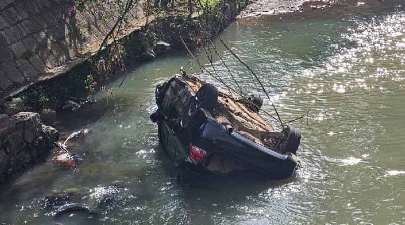 carro capotado no ribeirão da serra em Poços de Caldas