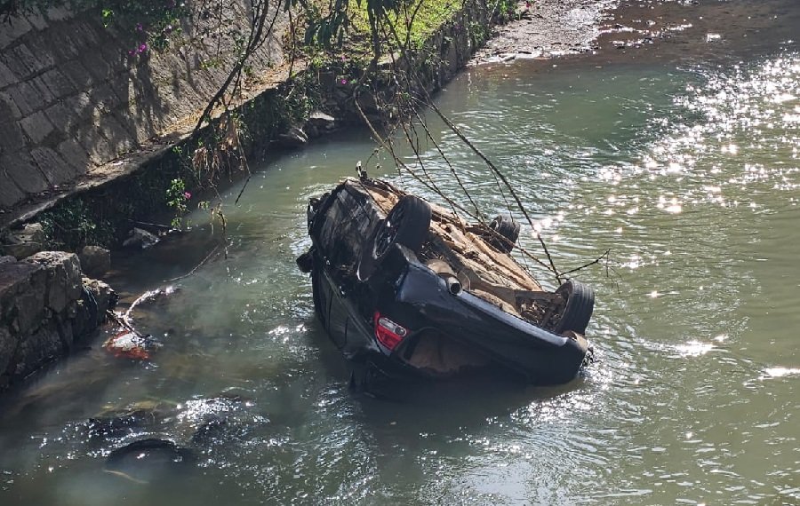 carro capotado no ribeirão da serra em Poços de Caldas