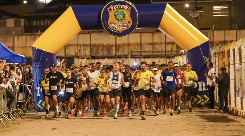 atletas durante a largada da corrida da PRF em Poços de Caldas