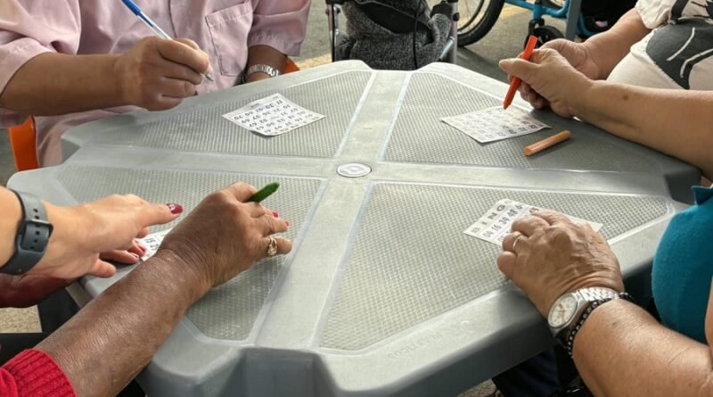 idosos durante o bingo da cidadania